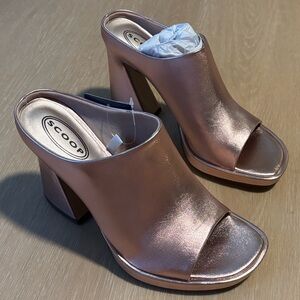 NIB Scoop Peep Toe Platform Mule Flared Heel Sandal in Rose Gold size 9